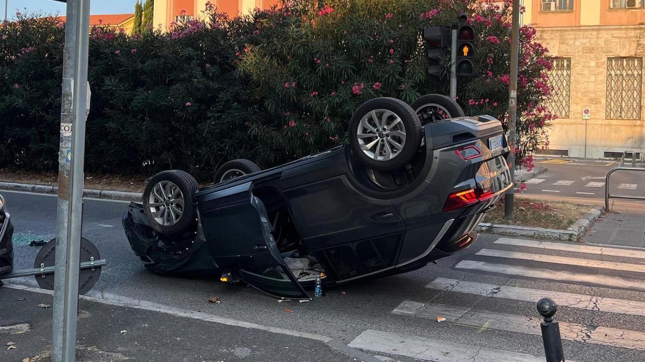 Livorno, un’altra auto che si ribalta: paura per una famiglia