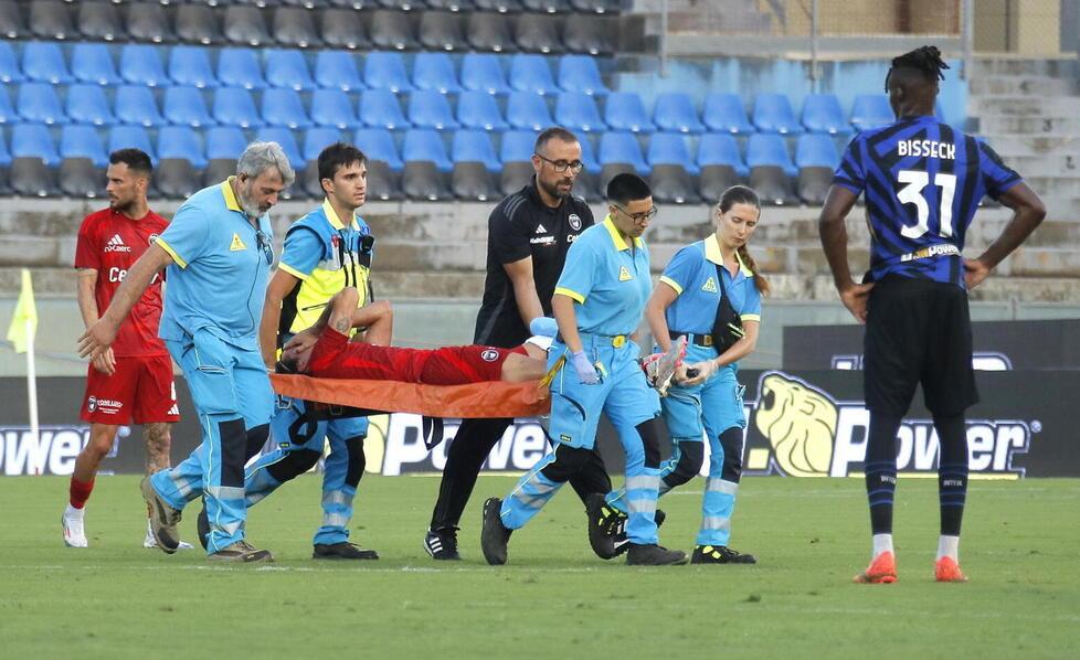 l’uscita in barella di Esteves, (foto Muzzi)