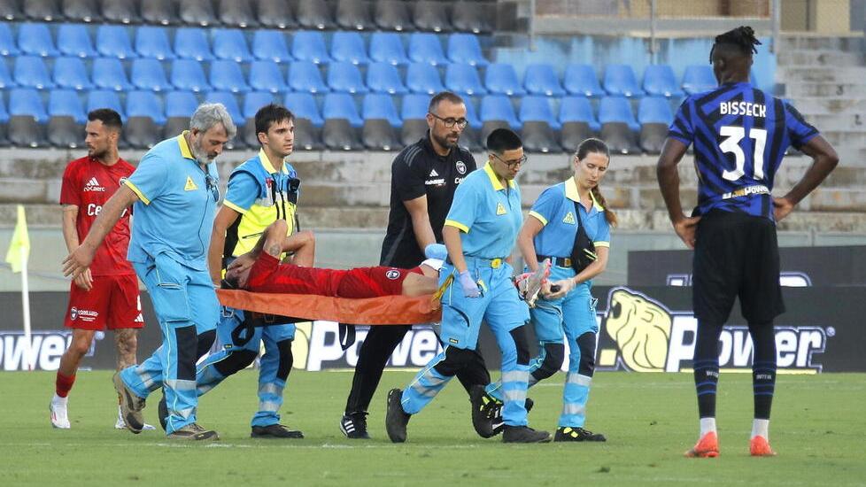 l’uscita in barella di Esteves, (foto Muzzi)