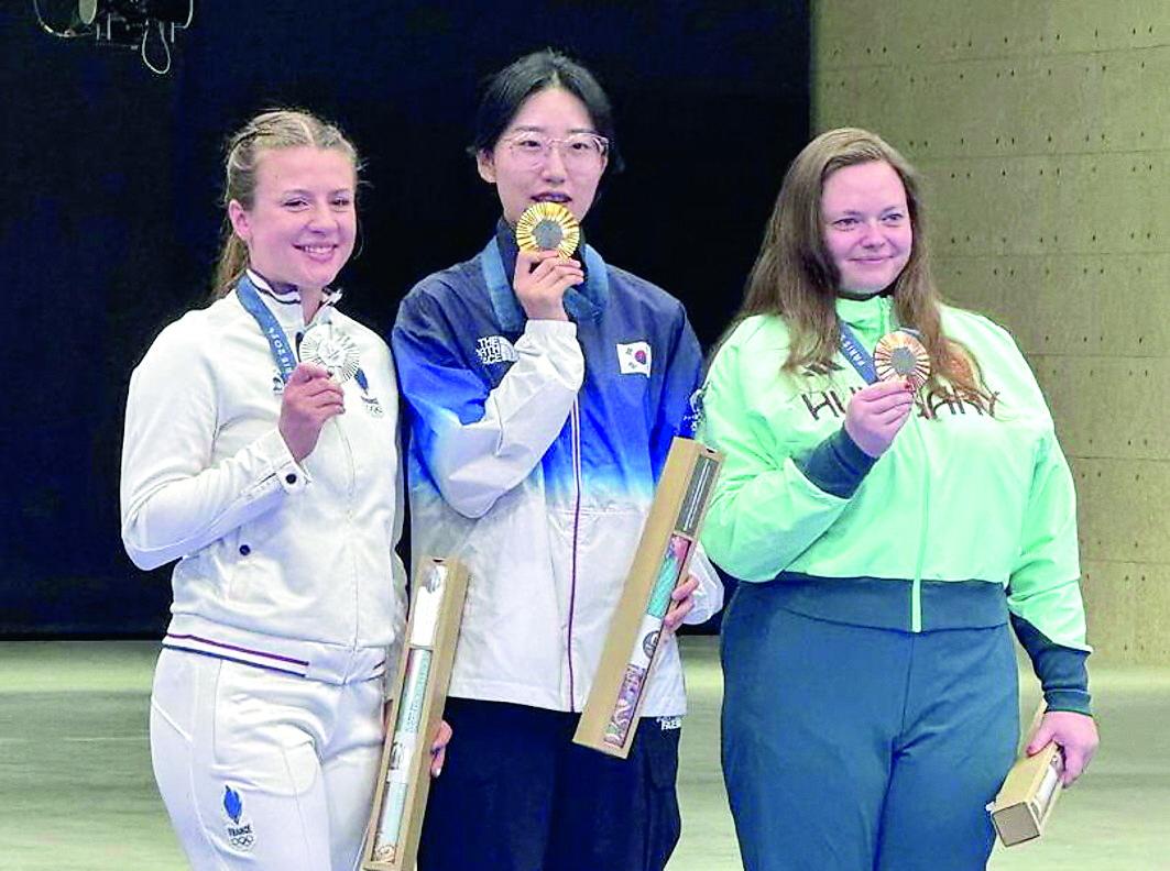 
	Camille Jedrzejewski, Jiin Yang e Veronika Major festeggiano le medaglie vinte nella gara della pistola da 25 metri sono entrate nella storia del loro sport grazie anche alle pistole uscite dal laboratorio di Lido di Camaiore

