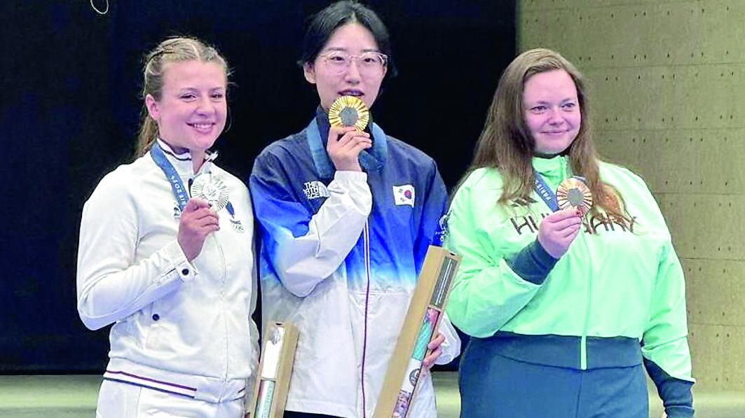 Camille Jedrzejewski, Jiin Yang e Veronika Major festeggiano le medaglie vinte nella gara della pistola da 25 metri sono entrate nella storia del loro sport grazie anche alle pistole uscite dal laboratorio di Lido di Camaiore