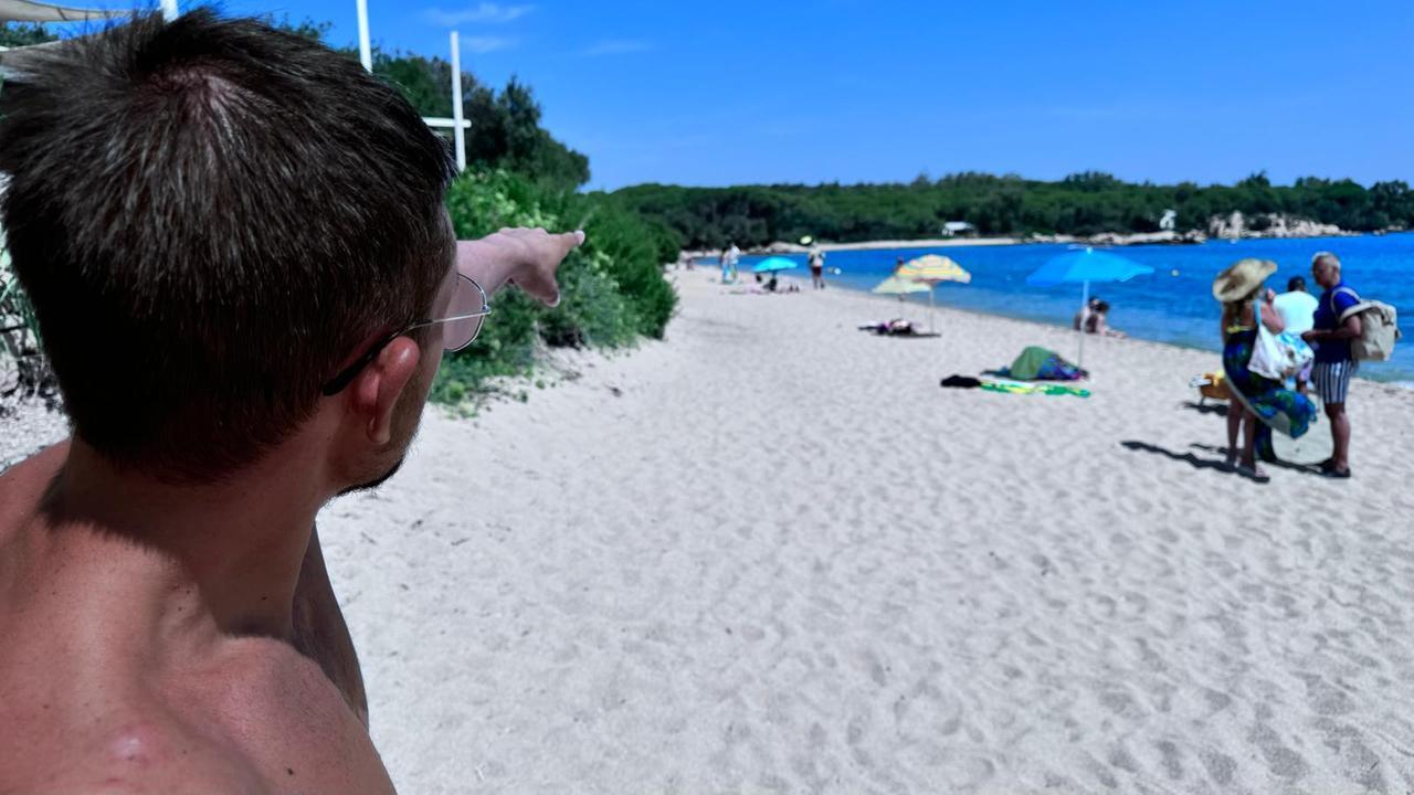 
	Un bagnante indica il tratto di spiaggia chiuso

