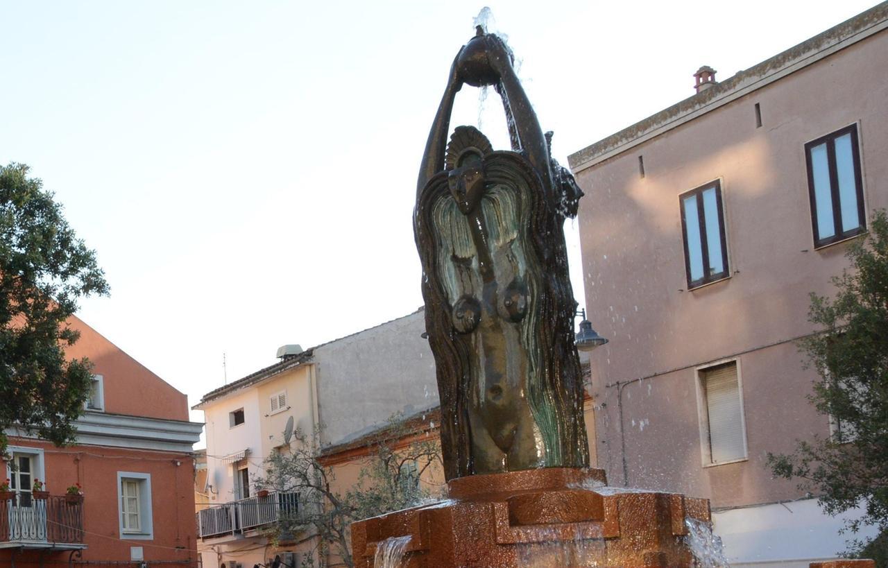 Olbia, si fa il bagno nella fontana di piazza Matteotti: denunciata