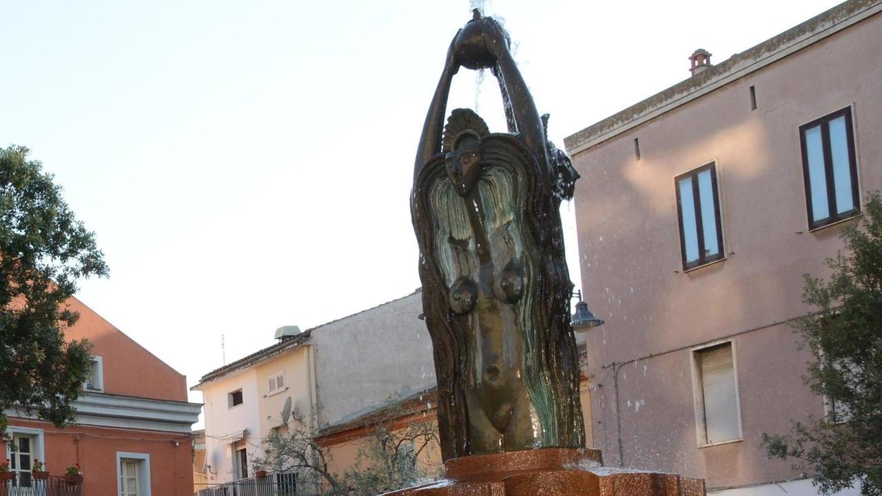 Olbia, si fa il bagno nella fontana di piazza Matteotti: denunciata