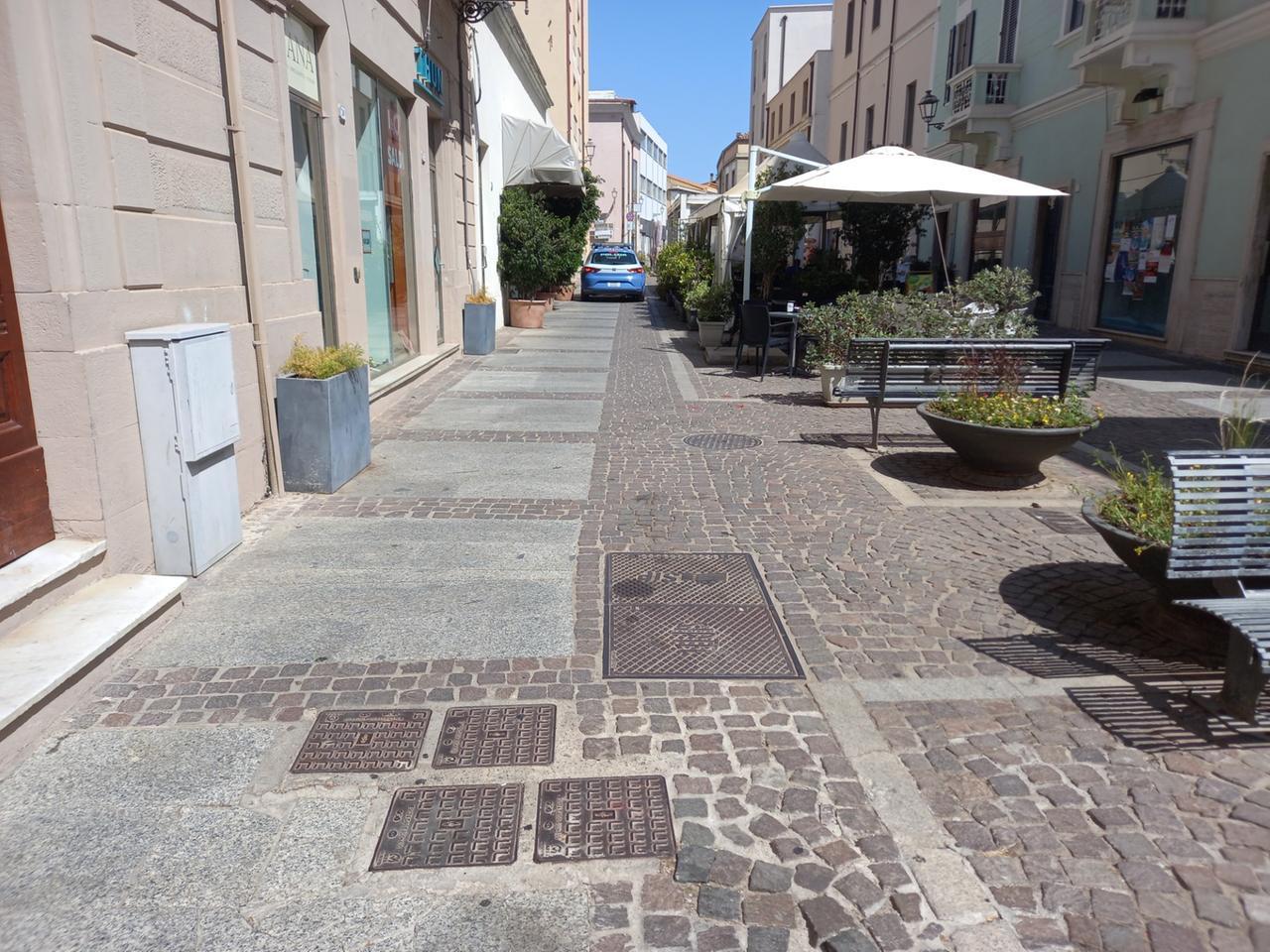 Vasi e fioriere davanti ai negozi a Oristano: «Non si paga il suolo pubblico»