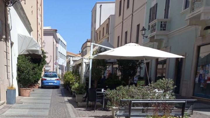 Vasi e fioriere davanti ai negozi a Oristano: «Non si paga il suolo pubblico»