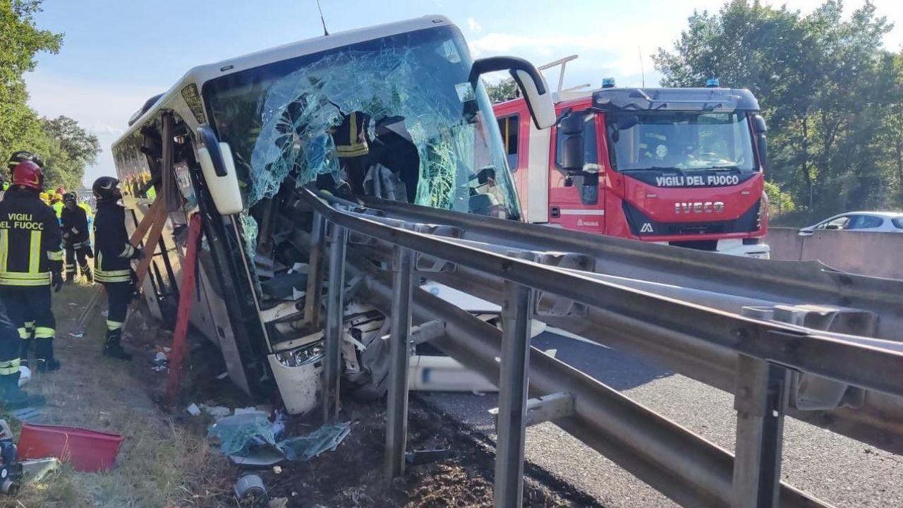 
	Il pullman coinvolto nell'incidente in A1 (foto vigili del fuoco)

