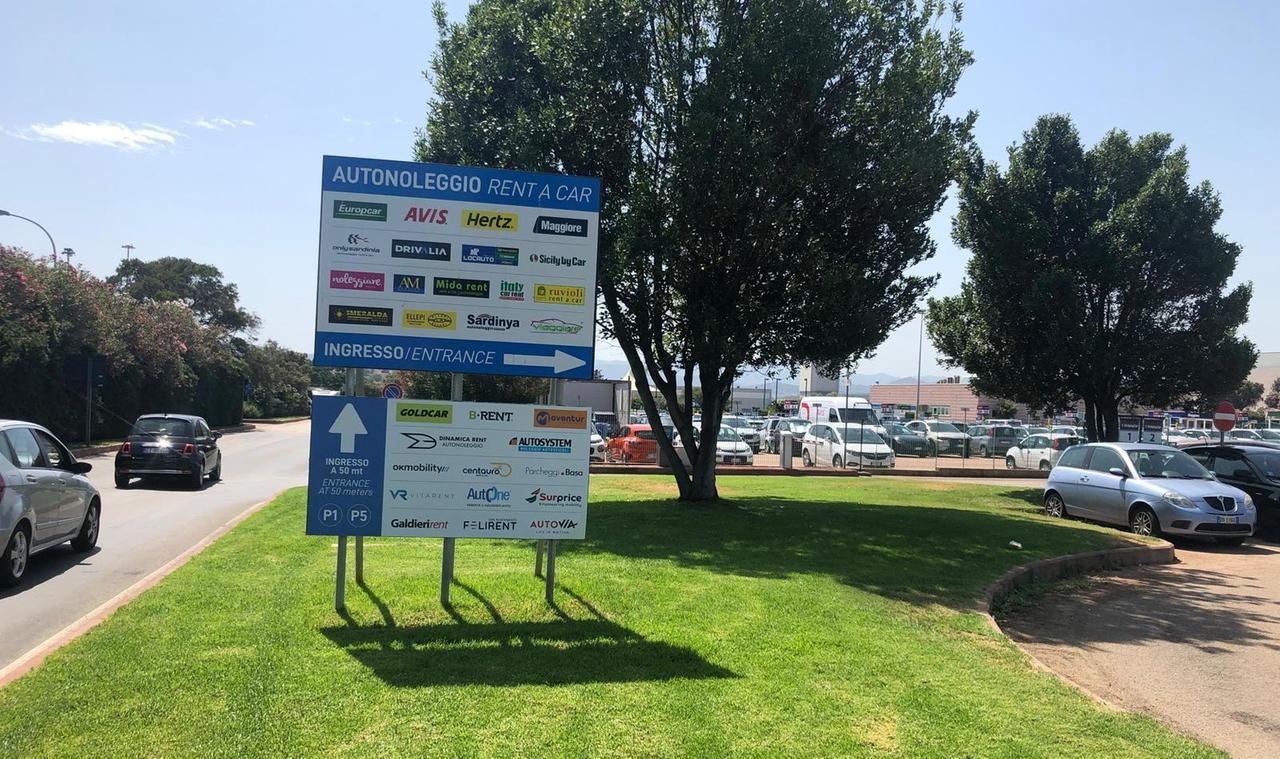 Olbia, passeggeri folli agli autonoleggi: dipendente lanciata per 4 metri