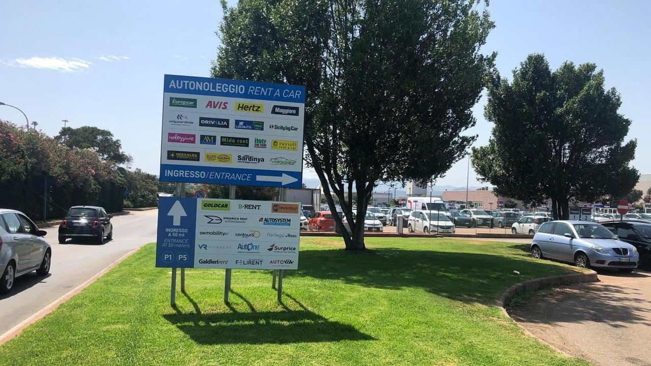 Olbia, passeggeri folli agli autonoleggi: dipendente lanciata per 4 metri