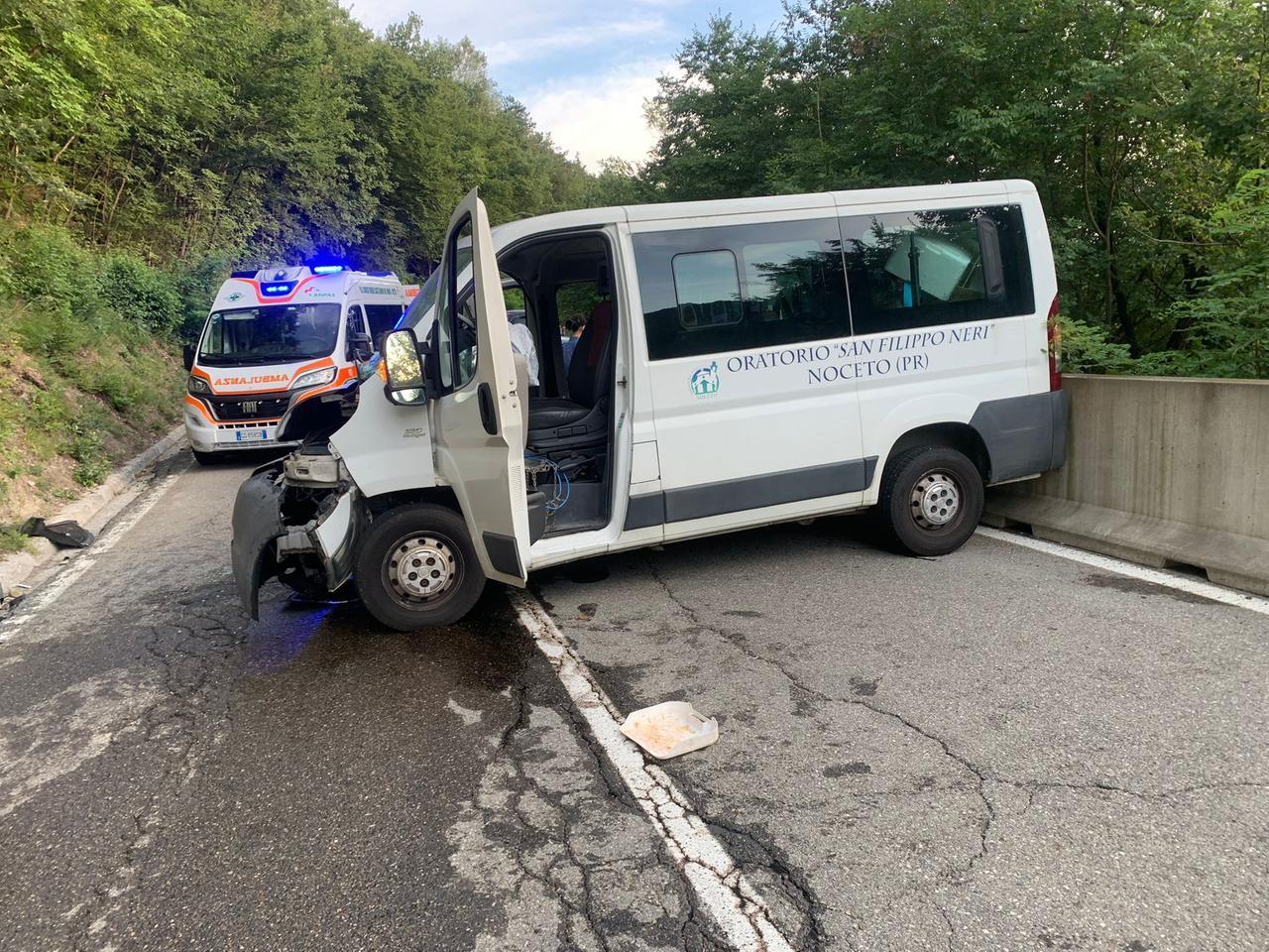 Paura a Vetto, pulmino con cinque scout sbanda: una ragazza si frattura le gambe