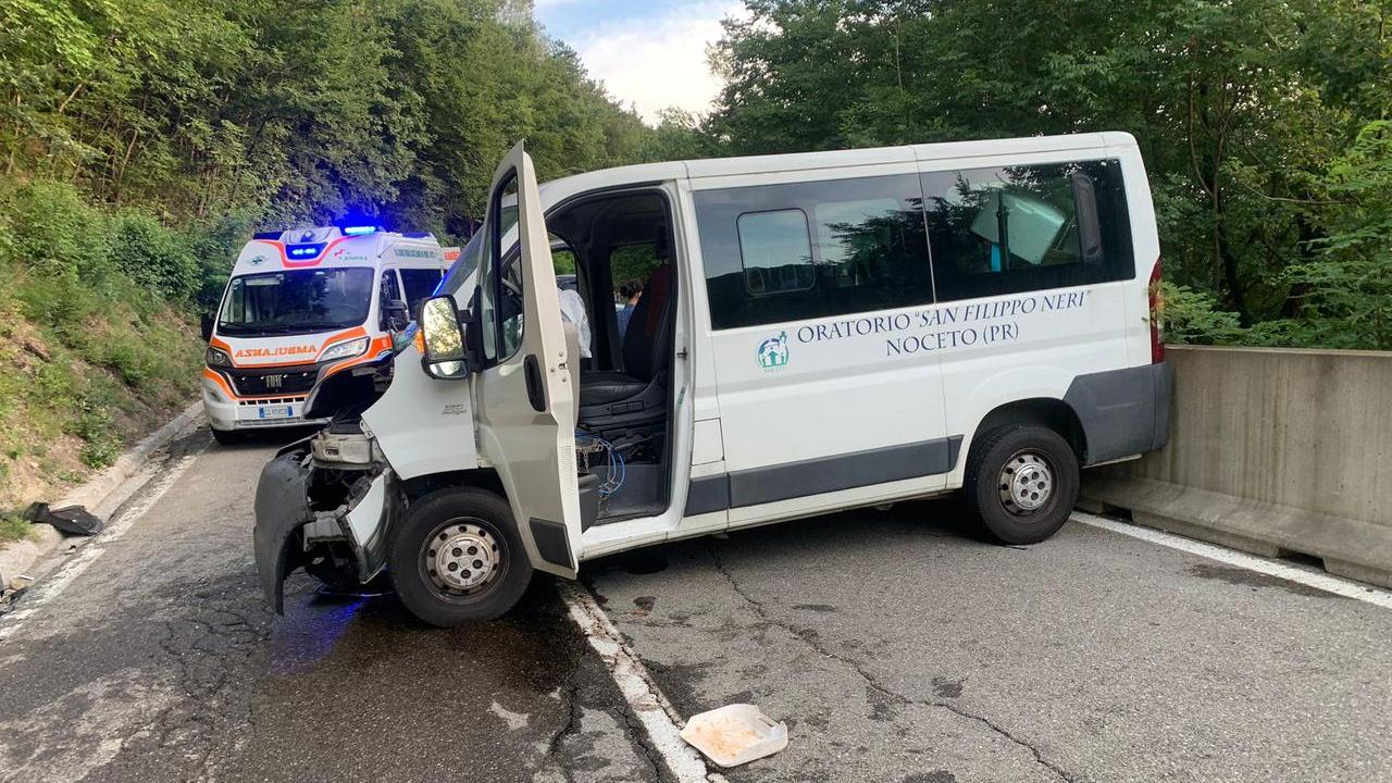 Paura a Vetto, pulmino con cinque scout sbanda: una ragazza si frattura le gambe