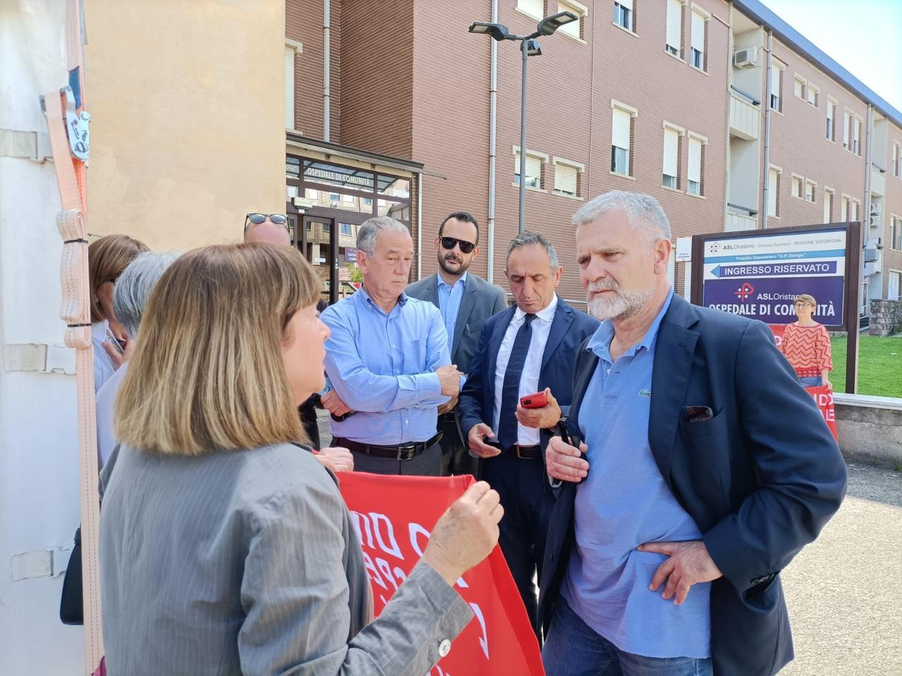 
	A destra l'assessore Armando Bartolazzi all'incontro con il comitato civico Delogu bene comune

