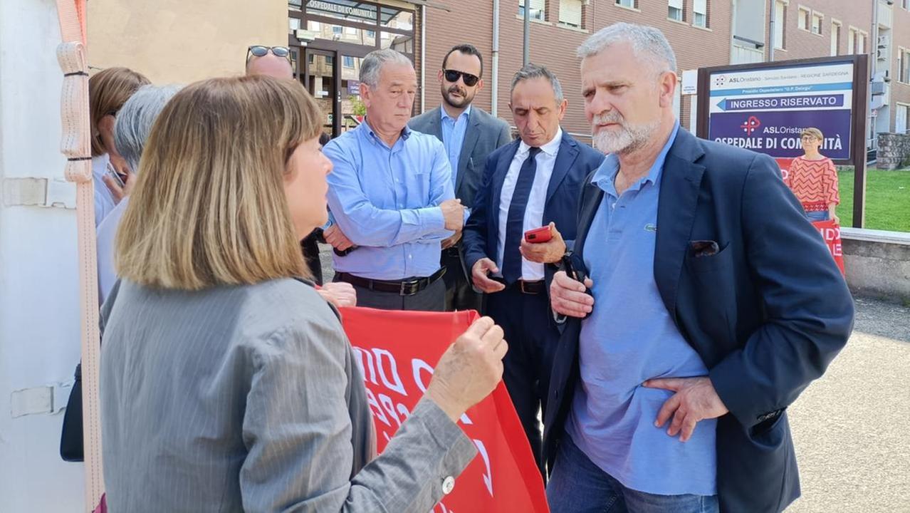 A destra l'assessore Armando Bartolazzi all'incontro con il comitato civico Delogu bene comune