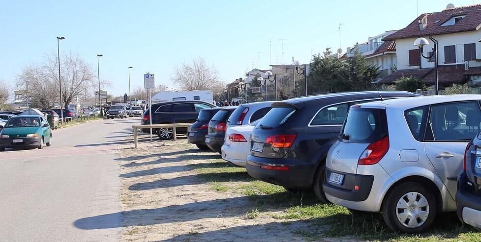 Investe un ciclista e scappa, giovane ricercato ai Lidi