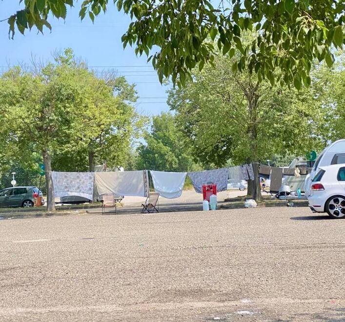 Modena, camper e roulotte dei nomadi sgomberati