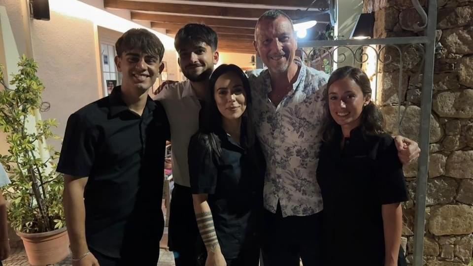 Amadeus, vacanze in Sardegna e tappa al “Mirage” di Chia