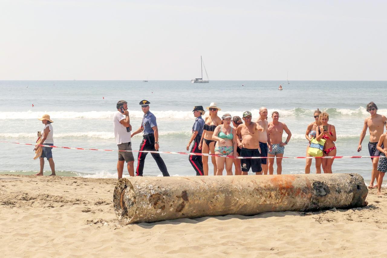 
	Il siluro sulla spiaggia (foto Roberto Paglianti)

