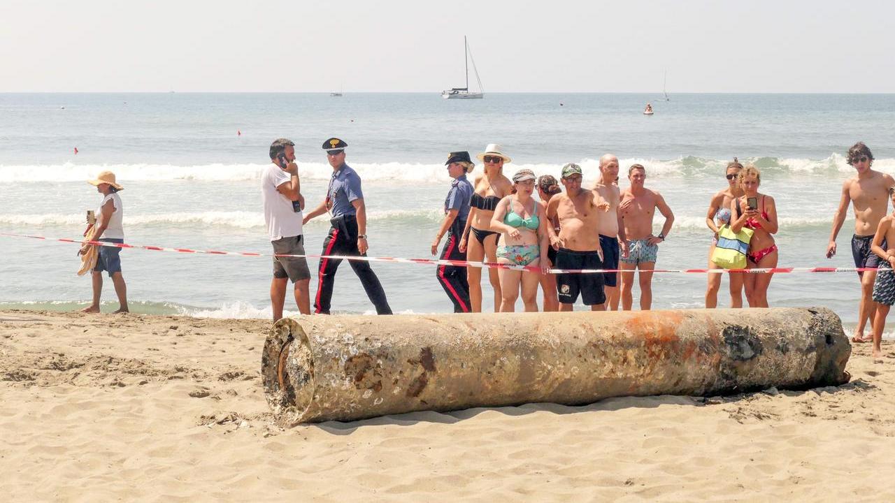 Il siluro sulla spiaggia (foto Roberto Paglianti)