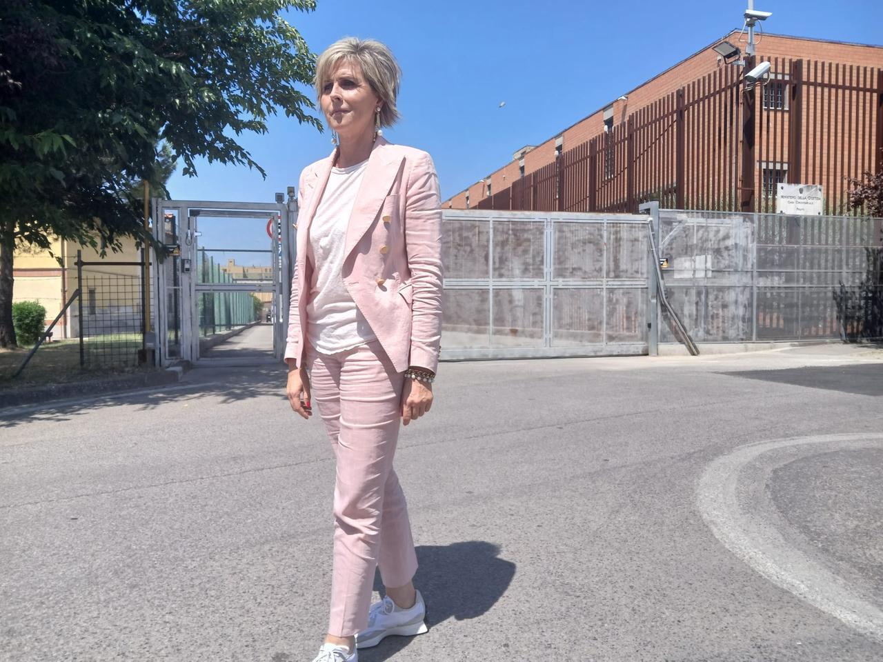 
	La deputata Erica Mazzetti all'uscita dal carcere della Dogaia

