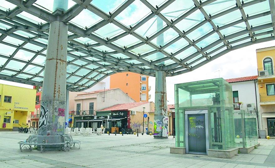 L’isola del “non finito”, a Olbia una piazza con la tettoia mai amata dai cittadini
