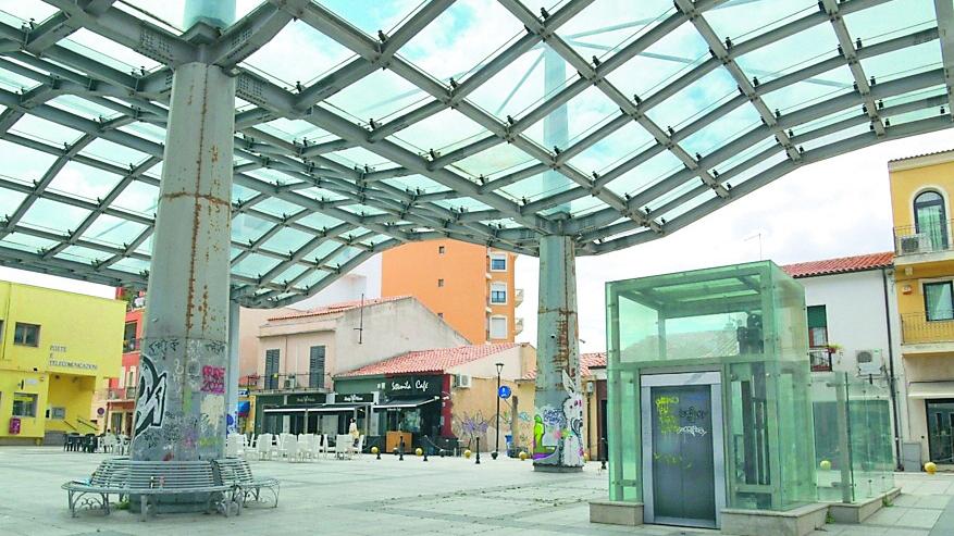 L’isola del “non finito”, a Olbia una piazza con la tettoia mai amata dai cittadini