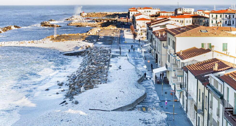 Una veduta di Marina sommersa da acqua e ghiaia dopo le mareggiate dello scorso inverno (foto Muzzi)