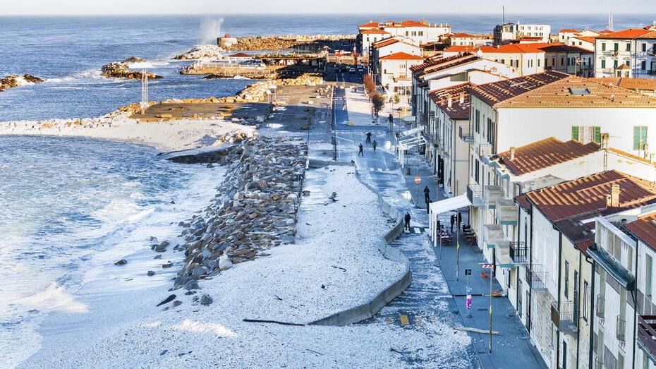 Una veduta di Marina sommersa da acqua e ghiaia dopo le mareggiate dello scorso inverno (foto Muzzi)