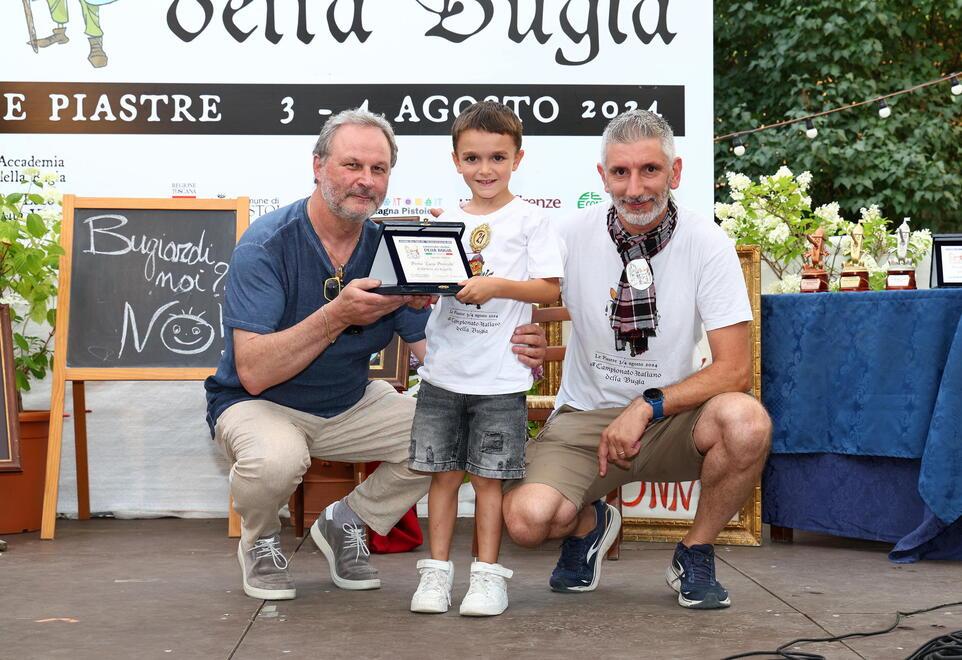 Nelle foto (di Nucci-Innocenti) il piccolo Marco Pagliai mentre viene premiato sul palco