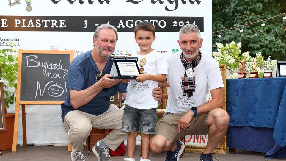Nelle foto (di Nucci-Innocenti) il piccolo Marco Pagliai mentre viene premiato sul palco