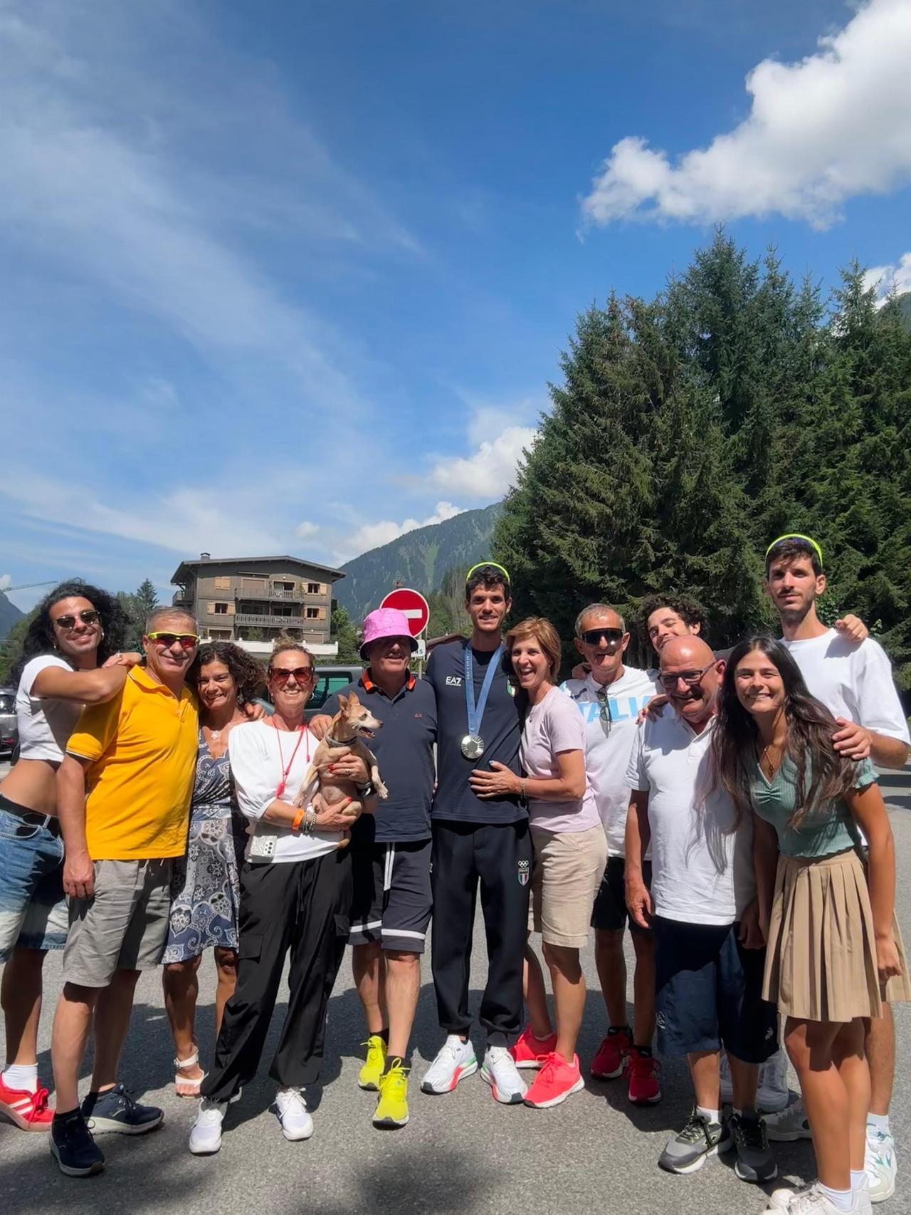 
	Stefano Oppo al centro con la medaglia, attorniato da familiari e amici

