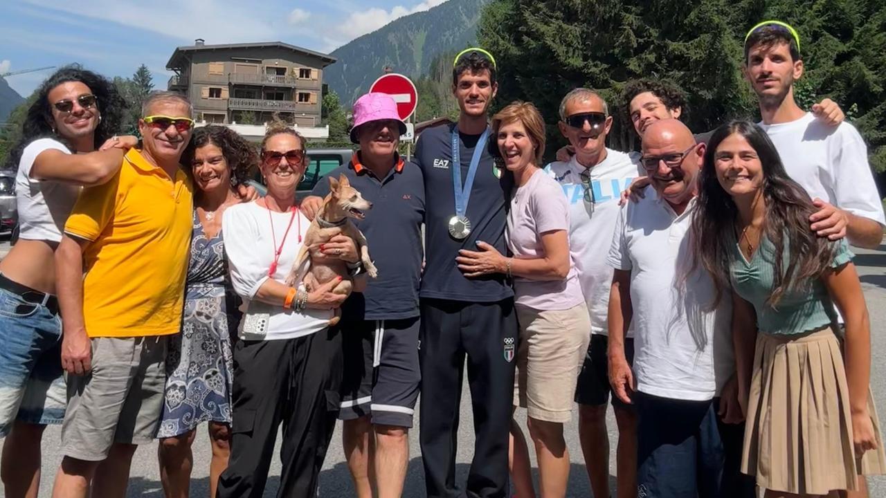 Stefano Oppo al centro con la medaglia, attorniato da familiari e amici
