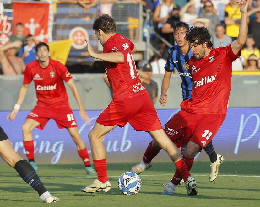 Un momento della partita amichevole dell’altra sera che Pisa e Inter hanno giocato sul terreno dell’Arena (foto Muzzi)
