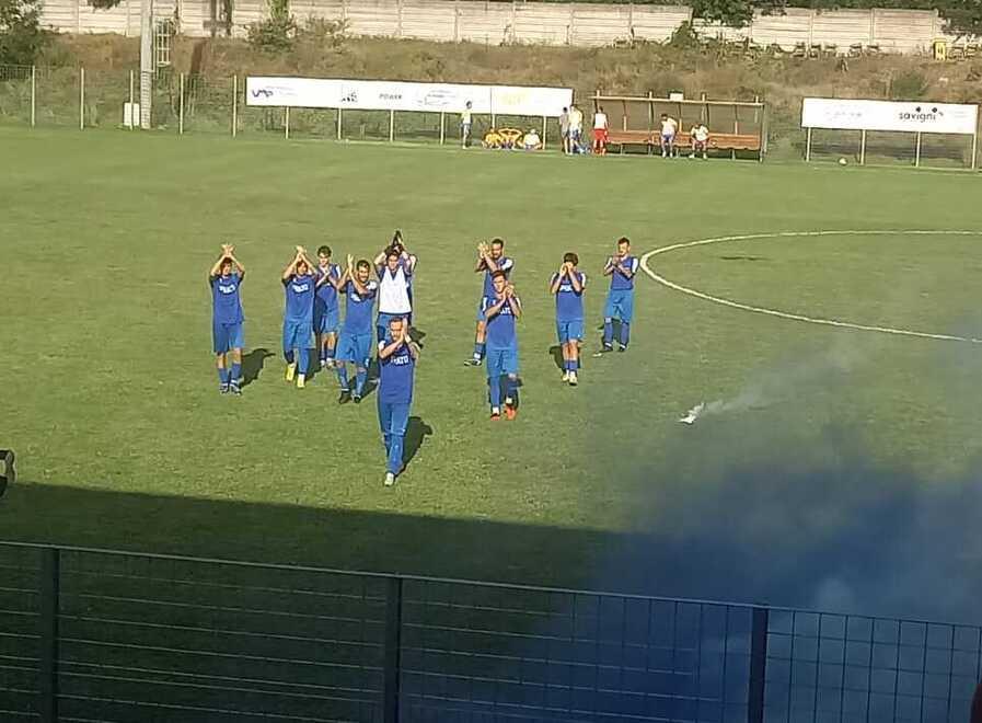 I giocatori del Prato applaudono i tifosi biancazzurri saliti fino a Porretta per assistere alla prima amichevole della squadra condotta da Ridolfi