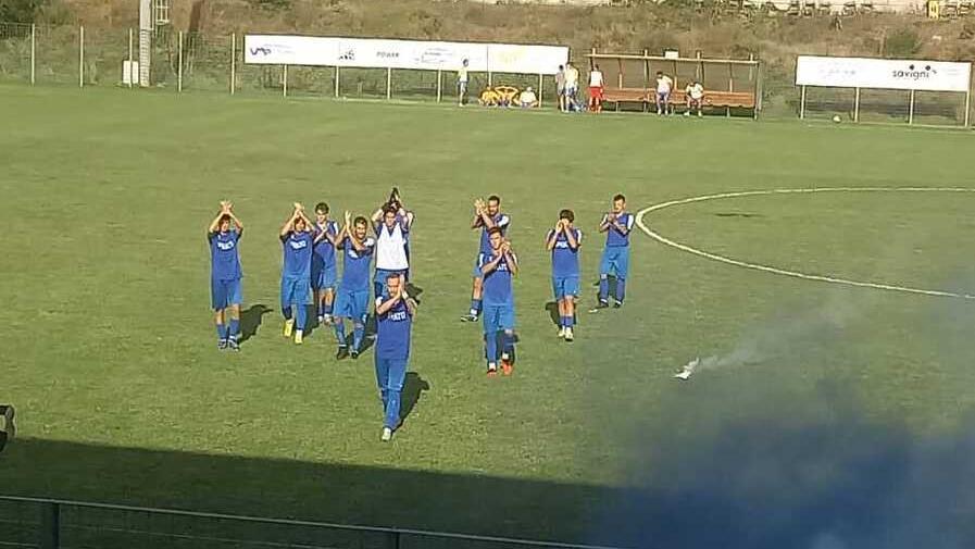 I giocatori del Prato applaudono i tifosi biancazzurri saliti fino a Porretta per assistere alla prima amichevole della squadra condotta da Ridolfi