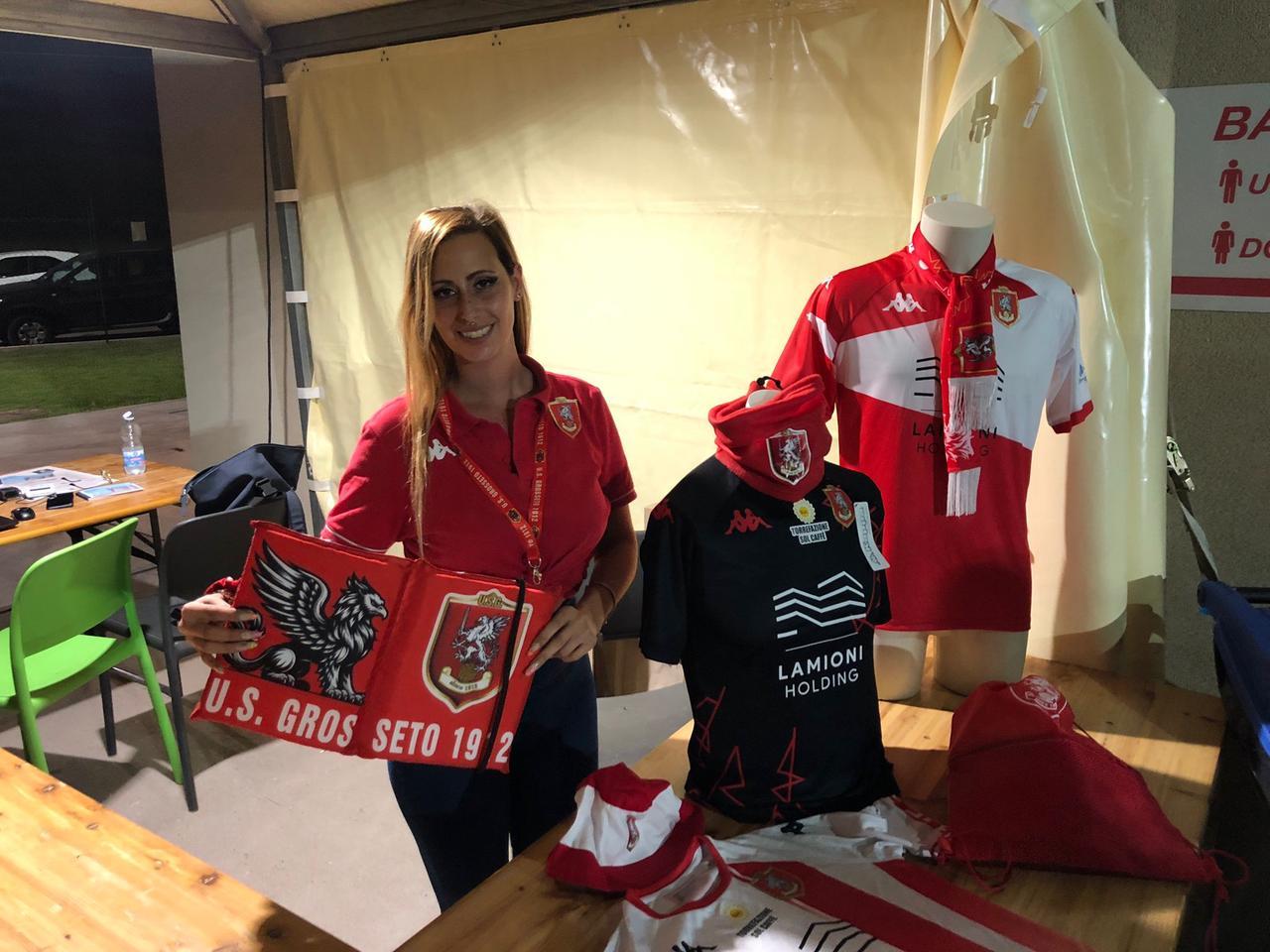 
	La nuova serie di maglie e gadget griffate Us Grosseto presentata ieri sera a Roselle

