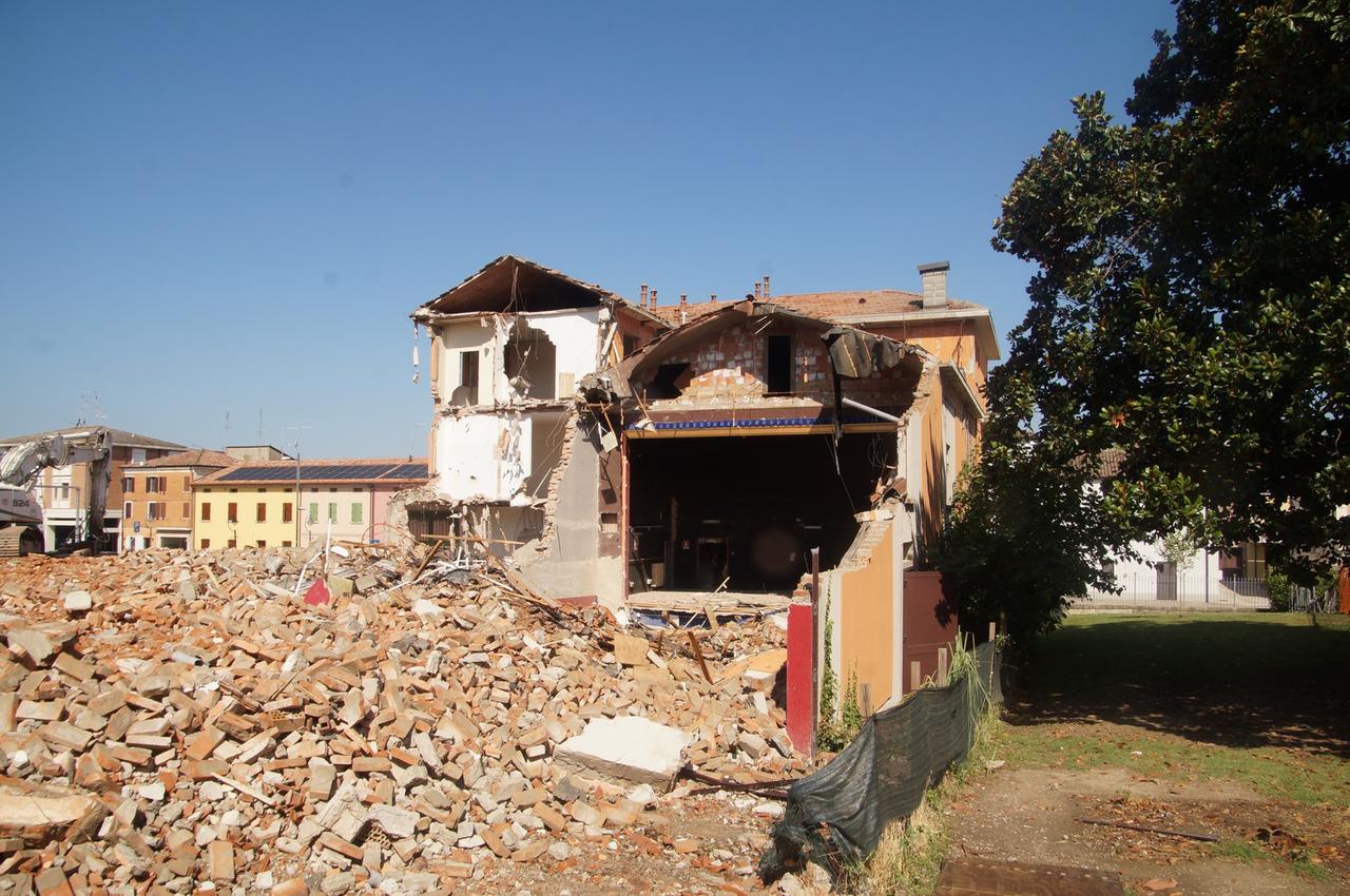 Mirabello, demolito il cinema-teatro parrocchiale