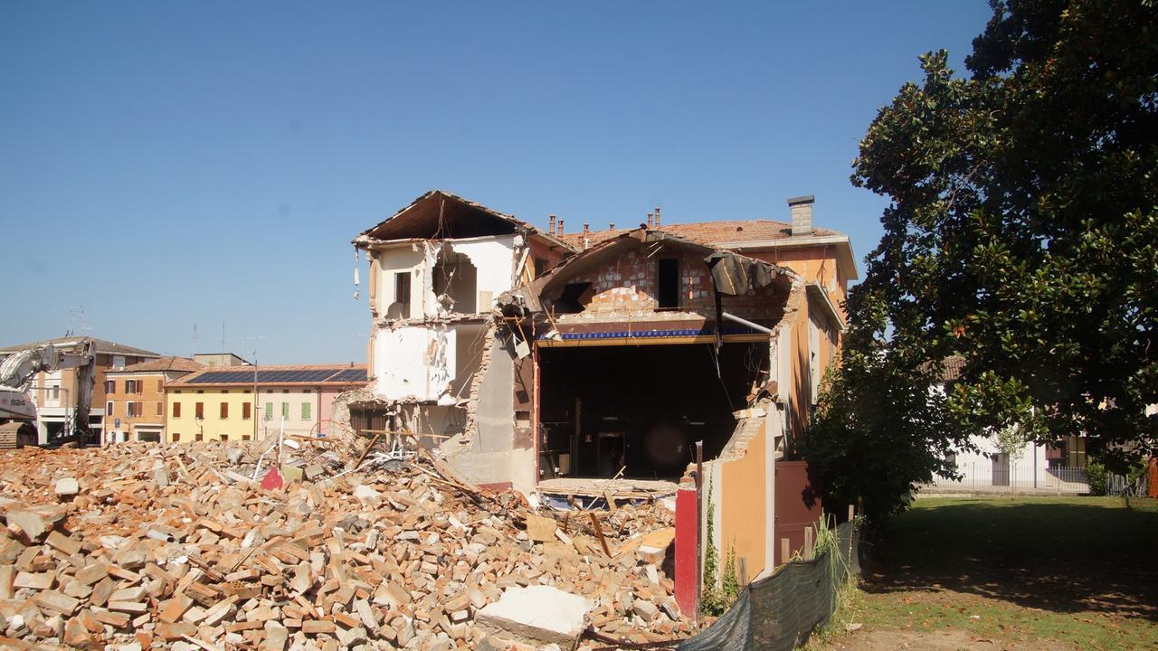 Mirabello, demolito il cinema-teatro parrocchiale