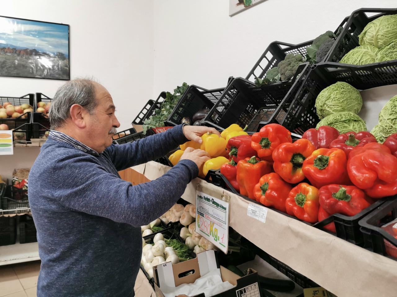 
	Giuseppe Atzeni nel suo negozio di piazza Crispi a Nuoro


