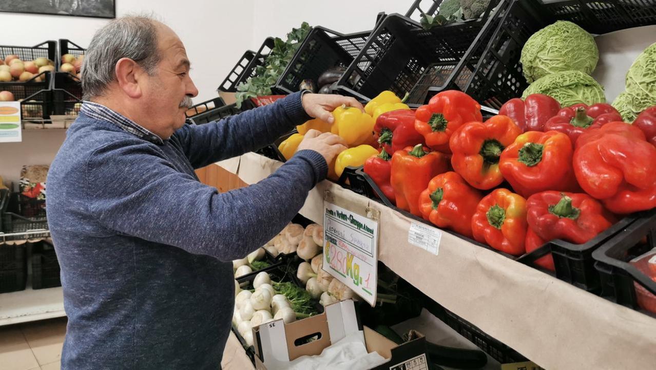 Giuseppe Atzeni nel suo negozio di piazza Crispi a Nuoro
