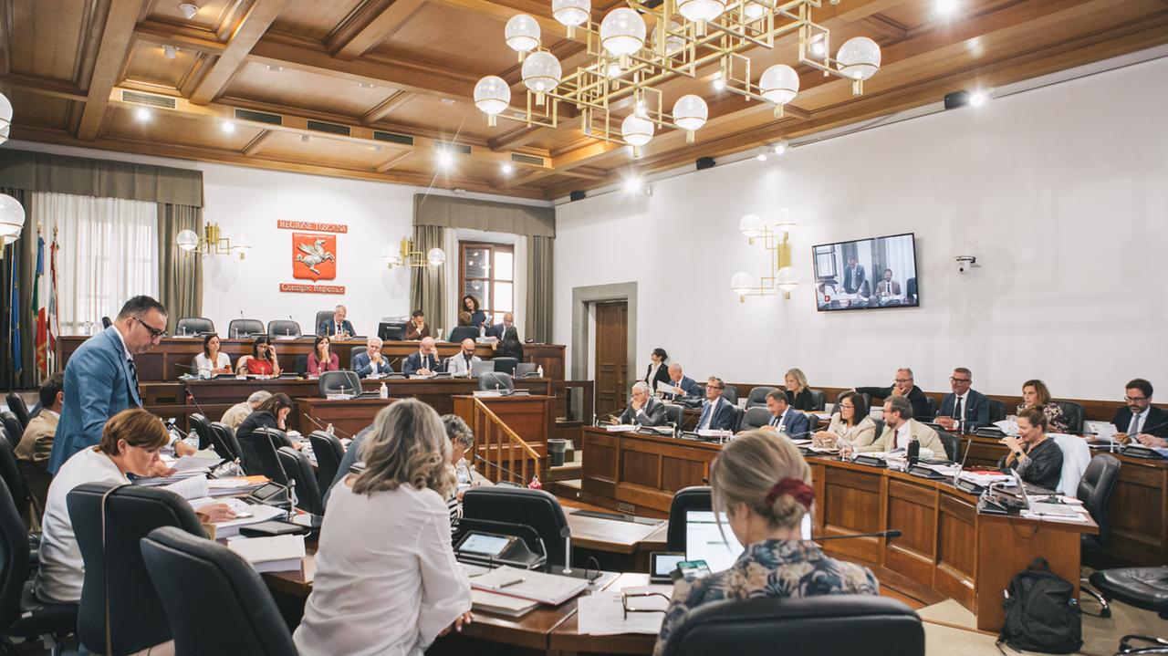 Stipendi e rimborsi, il consiglio regionale ci costa 30 milioni: ecco quanto guadagnano gli eletti