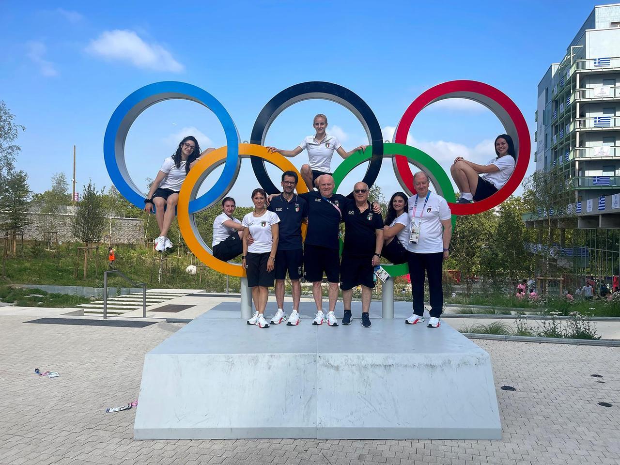 
	Salvatore Scintu (a sinistra con gli occhiali) insieme alle sue atlete

