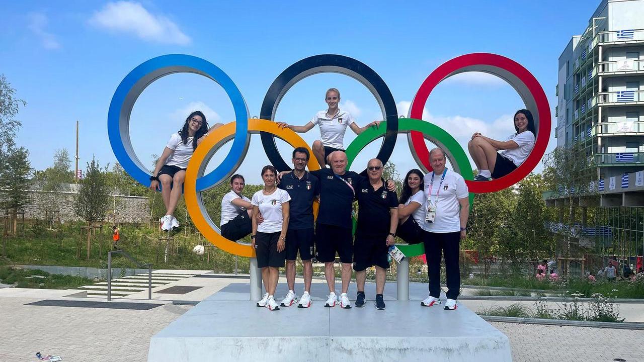 Salvatore Scintu (a sinistra con gli occhiali) insieme alle sue atlete