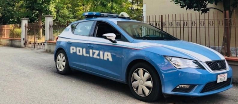 Prato, minaccia i genitori col coltello per farsi dare i soldi per la droga: arrestato
