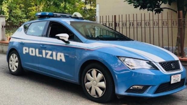 Prato, minaccia i genitori col coltello per farsi dare i soldi per la droga: arrestato