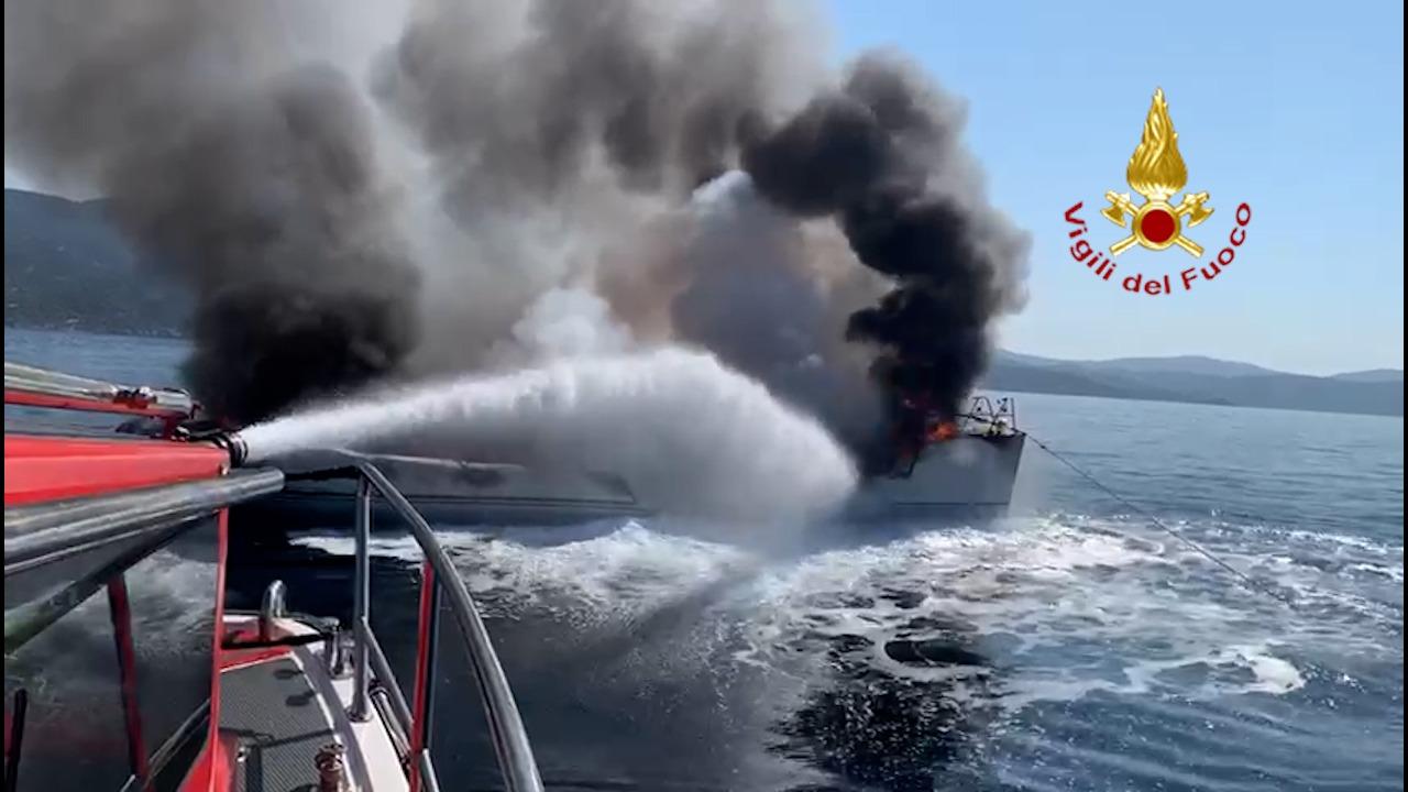 Barca a vela in fiamme davanti al porticciolo di Teulada