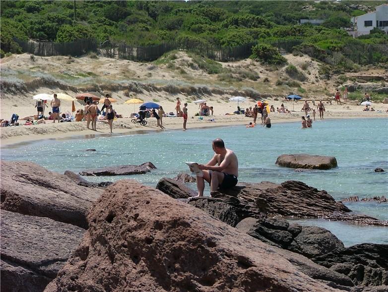 Tragedia in spiaggia alla Caletta: 81enne muore mentre fa il bagno