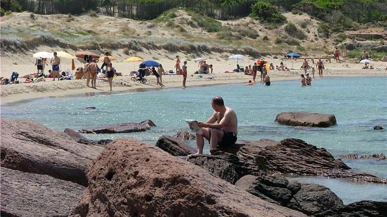 Tragedia in spiaggia alla Caletta: 81enne muore mentre fa il bagno