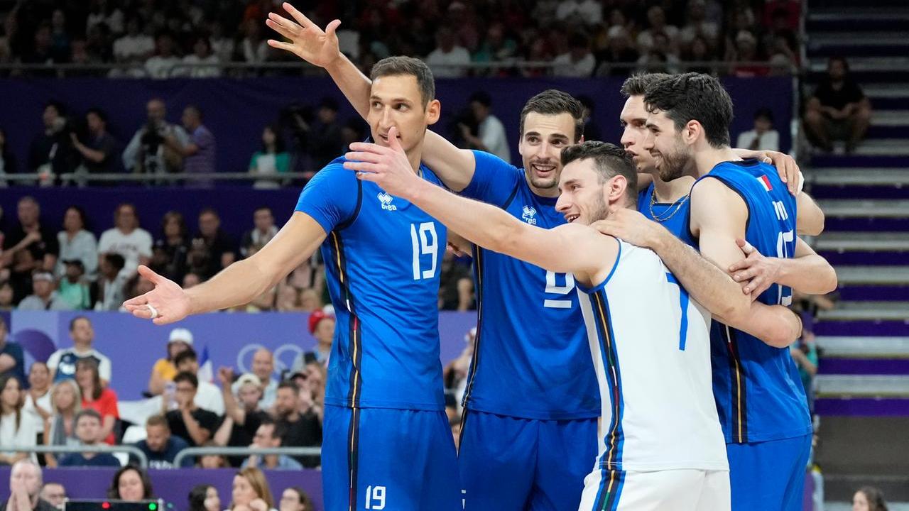 Gli azzurri esultano dopo un punto contro il Giappone