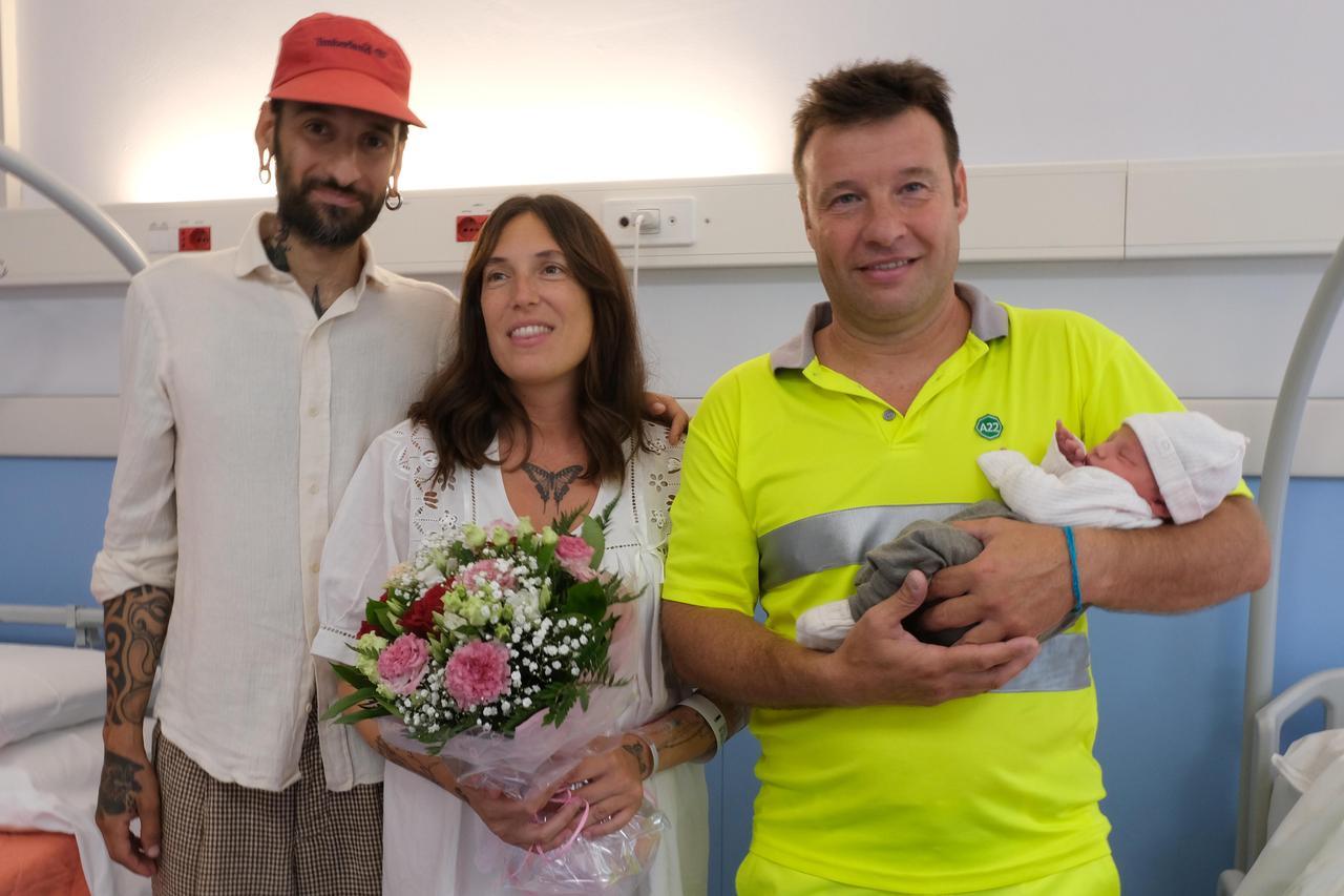 Olimpia nasce in una piazzola sull’autostrada del Brennero: l’abbraccio tra la mamma e l’ausiliario dell’A22