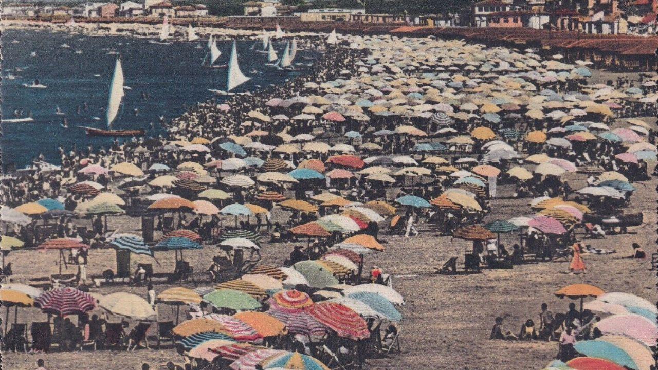 Una foto storica di bagnanti in spiaggia a Viareggio